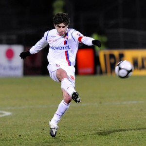 Lyon's midfielder Juninho kicks the ball and scores a goal during the French L1 football match Lyon vs Le Havre on February 15, 2009, at the Gerland stadium in Lyon. AFP PHOTO PHILIPPE MERLE (Photo credit should read PHILIPPE MERLE/AFP/Getty Images)
